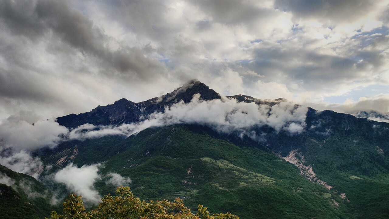Maja e Strakave, wyniosły szczyt nad Zagorią