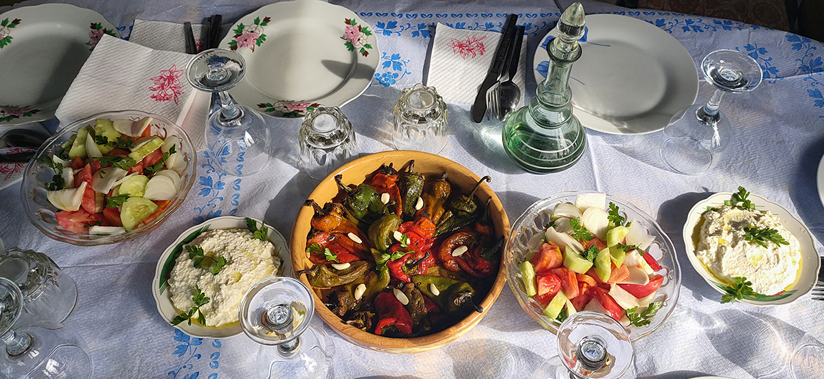 Albańskie jedzenie w Dolinie Zagorii. Tak wyglądają przystawki.