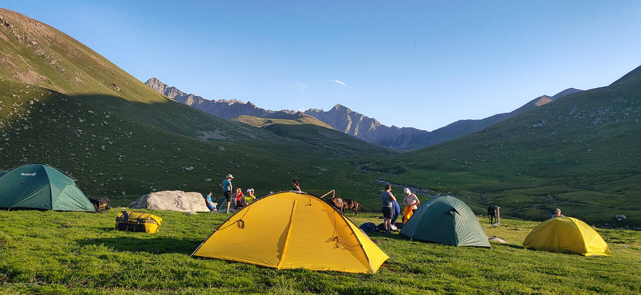 Trekking w Tien-Szan, Góry Niebiańskie w Kirgistanie. Obóz namiotowy.