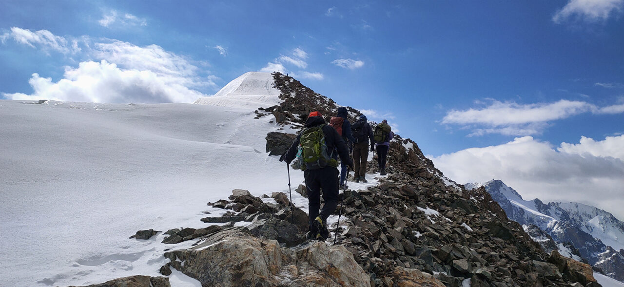 Trekking w Tien-Szan, Góry Niebiańskie w Kirgistanie. Atak szczytowy na Pik Uczitel. Park Ala-Arcza.
