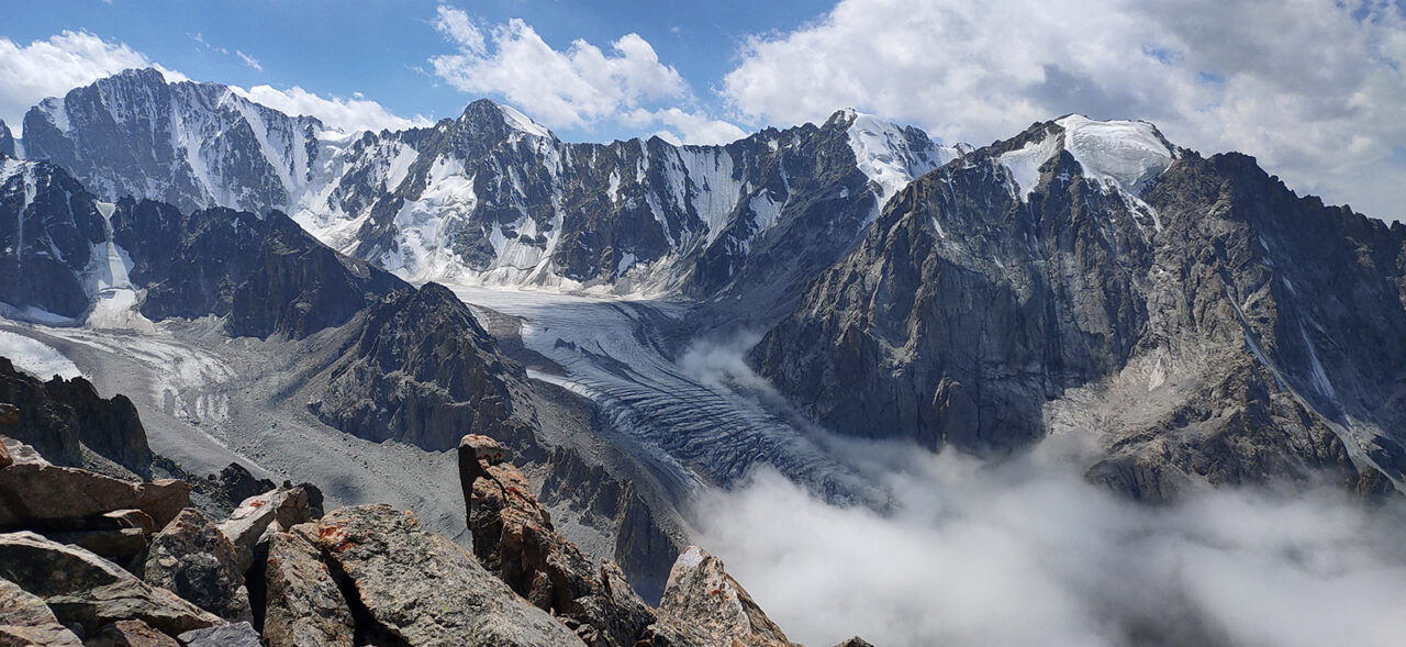 Trekking w Tien-Szan, Góry Niebiańskie w Kirgistanie. Panorama z Piku Uczitel. Park Ala-Arcza.