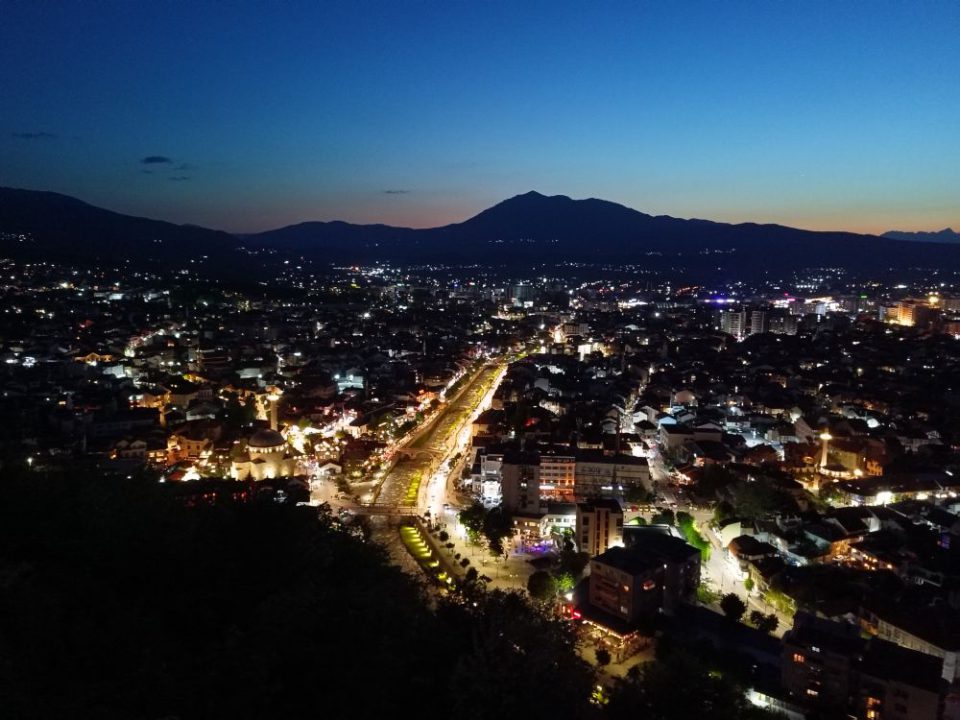 Wieczorny widok na Prizren z twierdzy